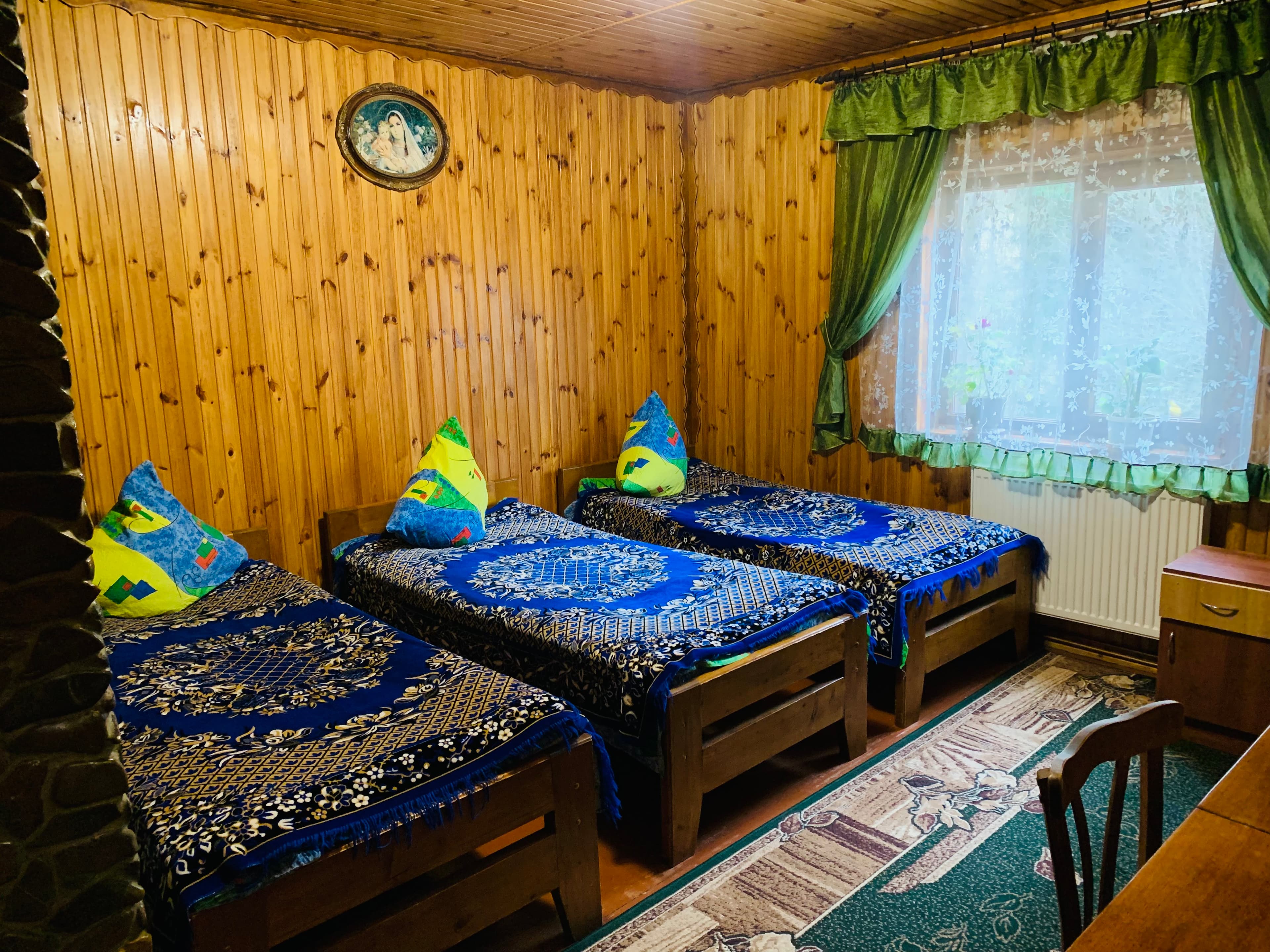 Трьохмісний